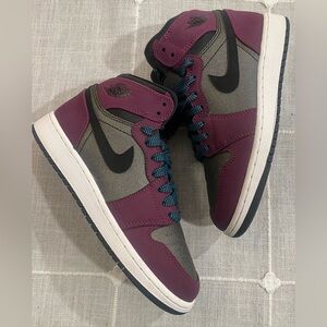 Nike Air Jordan Retro 1 Mulberry  Size 4Y/5.5 W